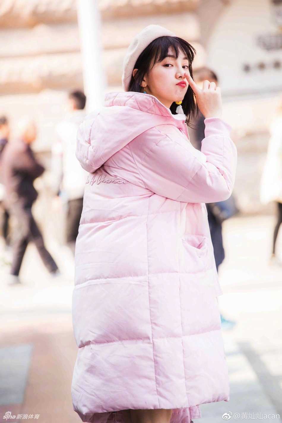 从樱花女神到实力演员 黄灿灿的十年蜕变 黄灿灿身着简约白色T恤,单手托腮凝视远方,身后是模糊的球场背景,神情专注而若有所思。