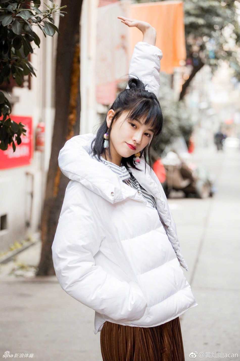 从樱花女神到实力演员 黄灿灿的十年蜕变 双手插兜站在球场中央的黄灿灿,身姿挺拔,眼神坚定地望向前方,展现出超越年龄的从容与自信。