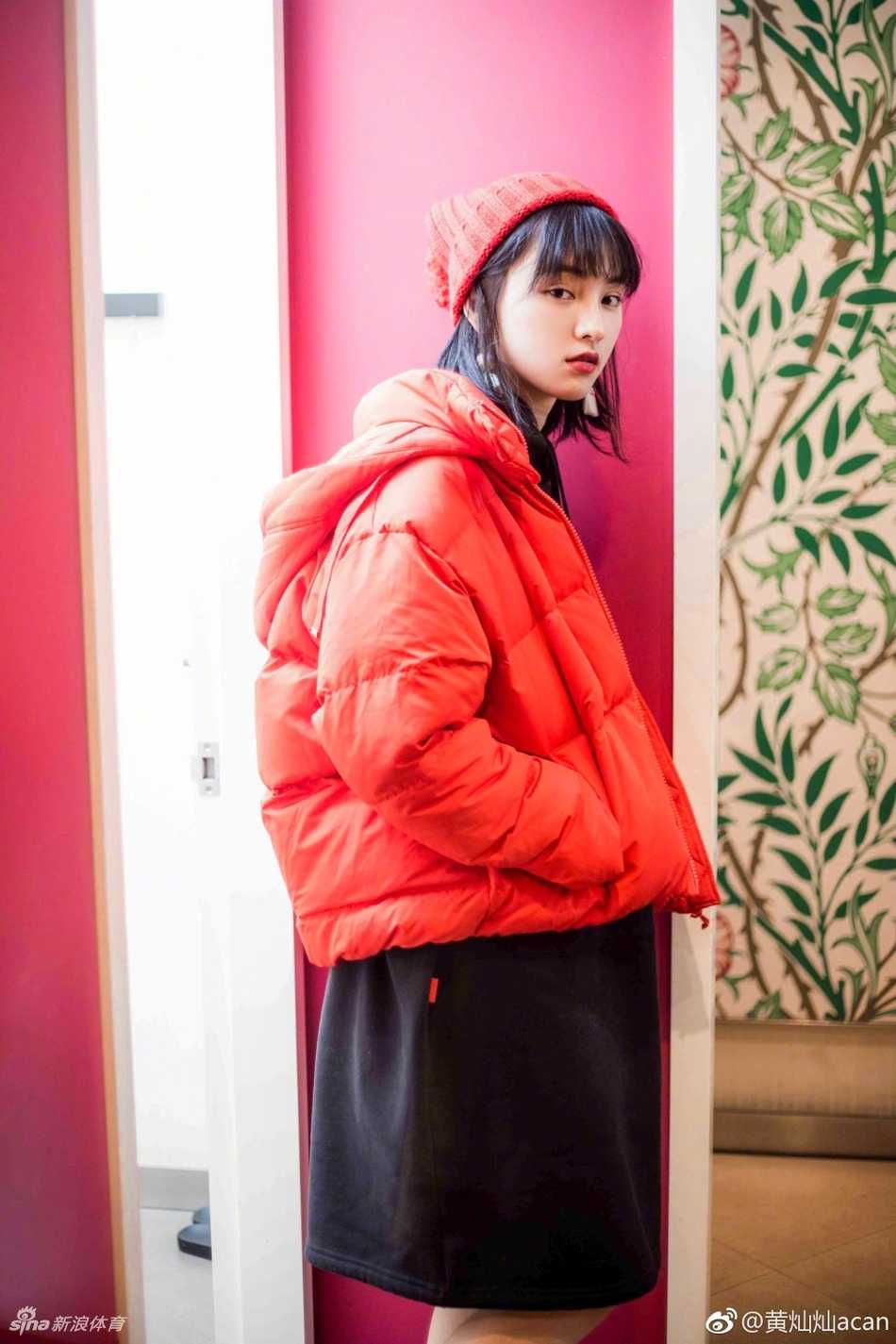 从樱花女神到实力演员 黄灿灿的十年蜕变 黄灿灿扎着利落马尾,眼神清澈明亮,穿着休闲运动装站在球场边,青春气息扑面而来。