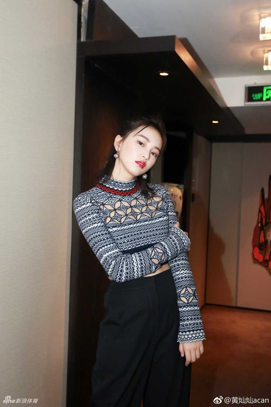 从樱花女神到实力演员 黄灿灿的十年蜕变 黄灿灿抱着篮球对镜头甜甜微笑,身后的篮球架和绿树成了最好的背景,笑容里藏着少女的活力与纯粹。