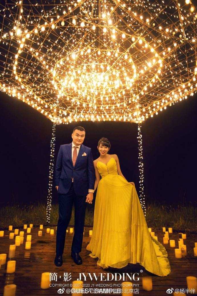 从球场精灵到幸福新娘:中国女篮名将杨半伴的华丽蜕变 杨半伴与新郎在婚礼仪式上交换戒指的特写,她的手纤细而有力,这双手曾无数次掌控赛场,此刻正被温柔紧握。