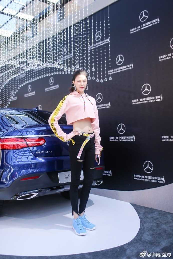 从球场霸主到时尚女神:前女篮国手许诺的跨界风采 许诺面带清爽妆容对镜浅笑,粉色系穿搭衬托出她的好气色,露脐装设计小秀腹肌轮廓,健康又迷人。