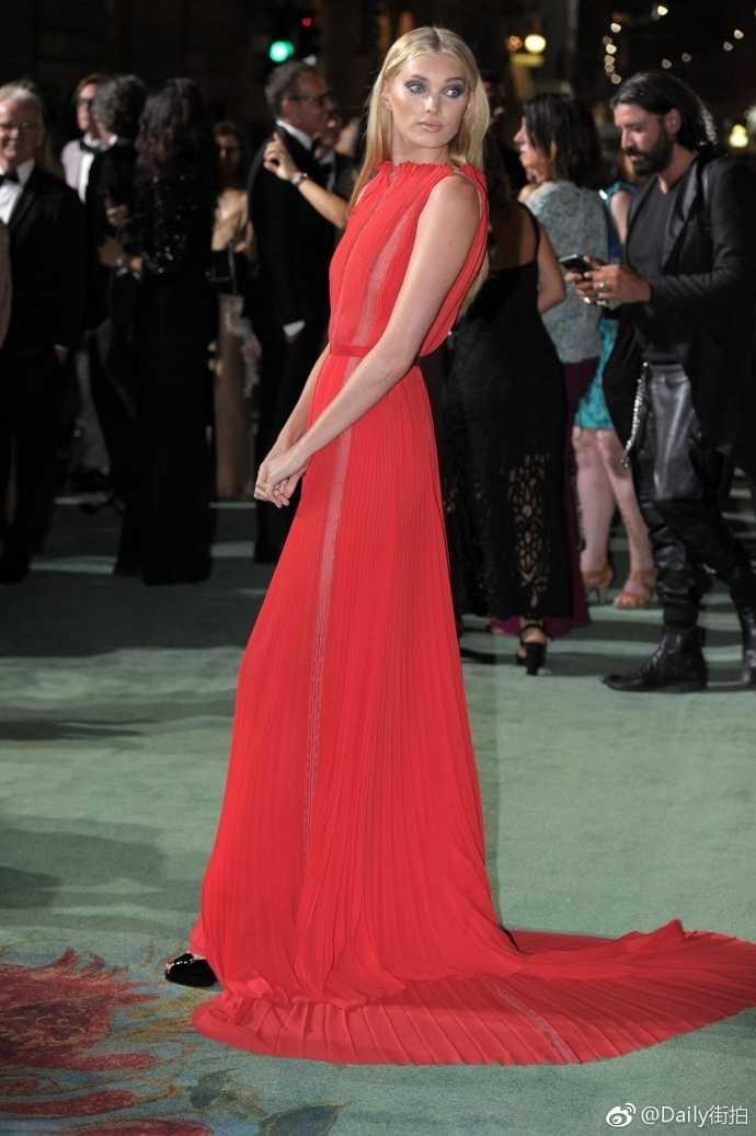 从瑞典女篮到红毯女王:艾尔莎·霍斯卡的跨界人生 在米兰的聚光灯下,艾尔莎的红裙如火焰般跳动,她微微侧身,展现出玲珑有致的曲线,肌肤在红色丝绸映衬下显得愈发白皙。