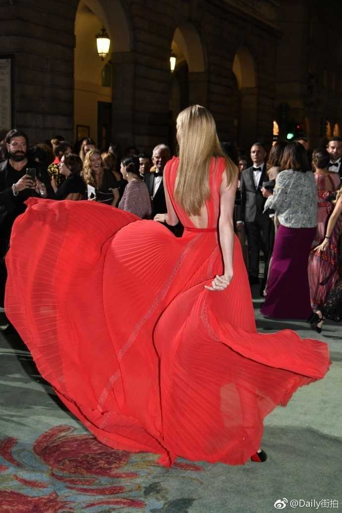 从瑞典女篮到红毯女王:艾尔莎·霍斯卡的跨界人生 镜头拉近,艾尔莎的妆容精致而立体,红唇与红裙相得益彰,金色的长发随意披散,既有超模的凌厉,又不失瑞典姑娘的洒脱。