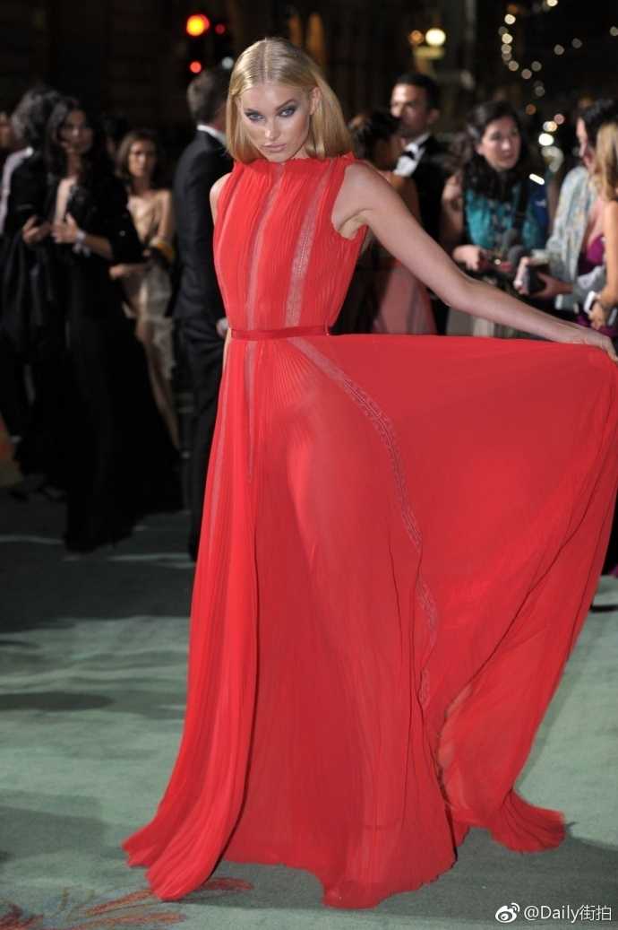 从瑞典女篮到红毯女王:艾尔莎·霍斯卡的跨界人生 活动现场的艾尔莎手拿精致手包,红裙的剪裁完美展现了她的直角肩和天鹅颈,回眸一笑间,优雅与自信浑然天成。
