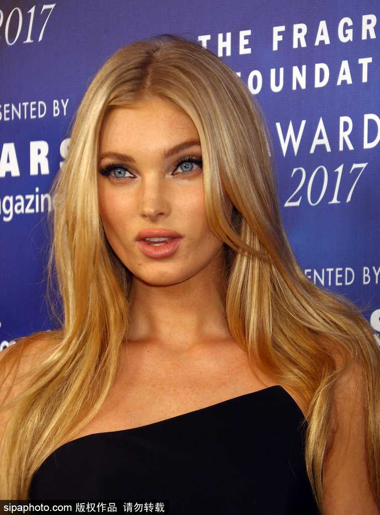 从瑞典女篮到纽约冻龄女神:艾尔莎·霍斯卡的冰雪奇缘 活动内场,艾尔莎身着简约修身裙装,侧身而立,展现出篮球运动员特有的挺拔身姿与流畅的身体线条