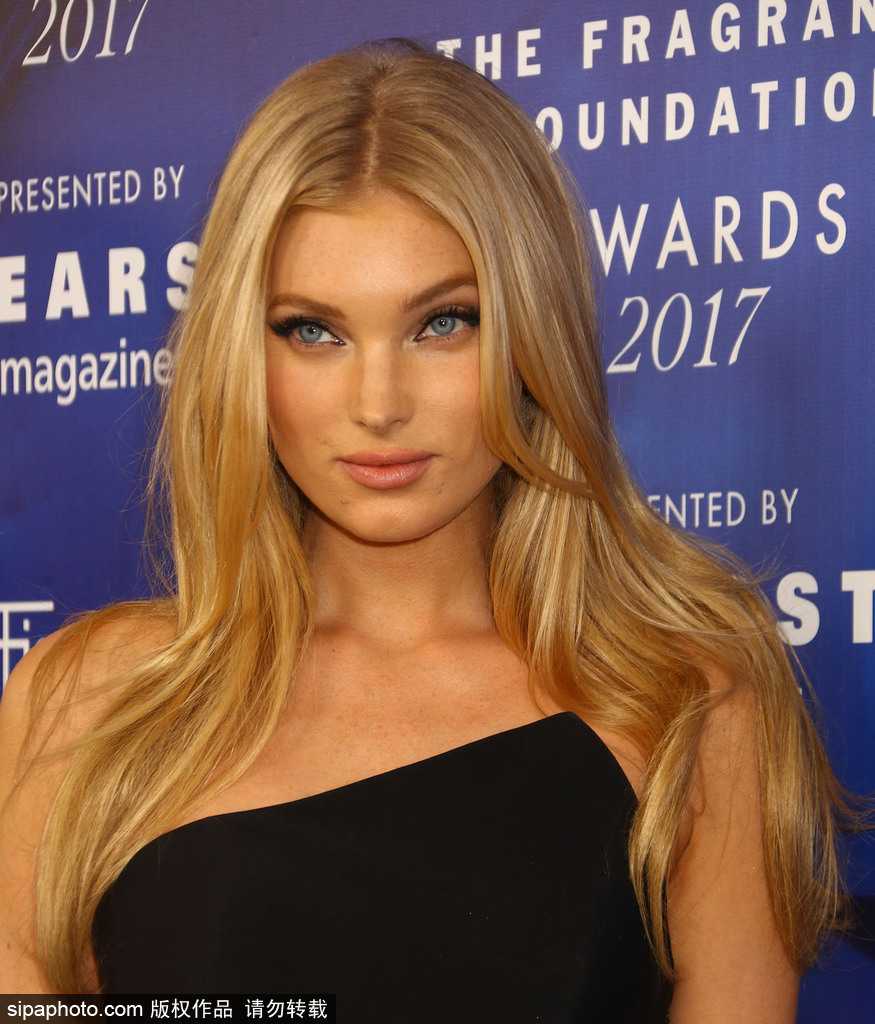 从瑞典女篮到纽约冻龄女神:艾尔莎·霍斯卡的冰雪奇缘 艾尔莎在背景板前留影,精致的妆容搭配璀璨珠宝,曾经的篮球少女已然蜕变为气场强大的纽约都会女神