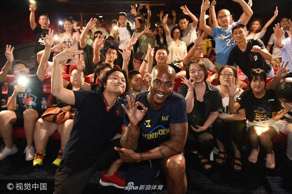 从纽约“独狼”到北京“马政委”:马布里携电影南京讲述他的双城记 篮球巨星斯蒂芬·马布里现身南京影城,他身着休闲装,面带标志性的微笑向热情欢呼的球迷挥手示意,眼神中充满了对这座城市的热爱。