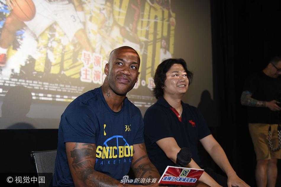 从纽约“独狼”到北京“马政委”:马布里携电影南京讲述他的双城记 导演杨子和马布里并肩而立,正在接受媒体群访。杨子手持话筒认真倾听,马布里则侧身看向导演,两人神情专注,展现出合作无间的默契。