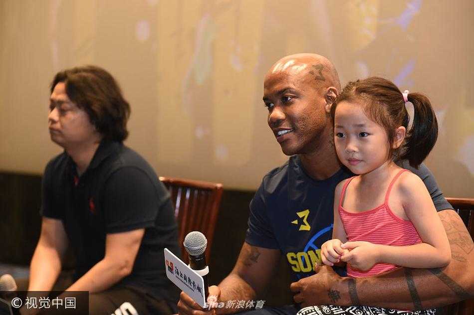 从纽约“独狼”到北京“马政委”:马布里携电影南京讲述他的双城记 马布里正在为热情的南京球迷签名,他低着头专注地在篮球和海报上留下自己的名字。旁边的工作人员维持着秩序,但依然挡不住球迷们伸出的双手和渴望的眼神。