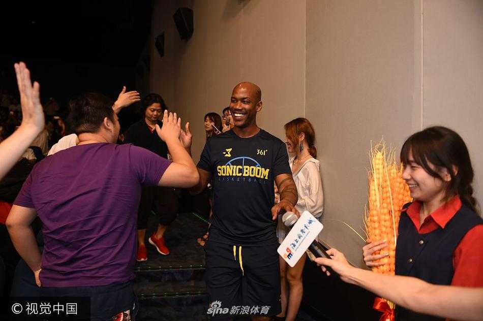 从纽约“独狼”到北京“马政委”:马布里携电影南京讲述他的双城记 马布里双手插兜,酷劲十足地站在影厅的过道上与影迷互动。他身后是巨大的电影海报,现场灯光璀璨,气氛如同一个盛大的篮球派对。