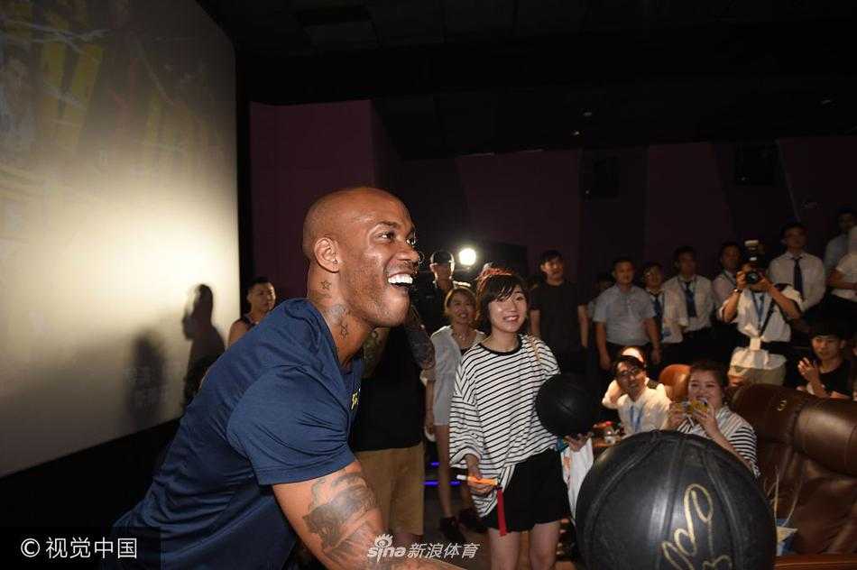 从纽约“独狼”到北京“马政委”:马布里携电影南京讲述他的双城记 见面会现场人山人海,热情的球迷将通道围得水泄不通。大家纷纷举起手机,对准焦点处的马布里,闪光灯如繁星般闪烁,记录下这难得的追星时刻。