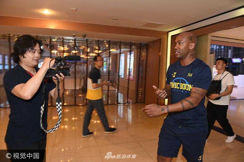 从纽约“独狼”到北京“马政委”:马布里携电影南京讲述他的双城记 马布里与导演杨子一同站在台上,与台下黑压压的观众挥手告别。巨大的银幕上投射出电影《我是马布里》的片名,为这场南京之行画上了圆满的句号。