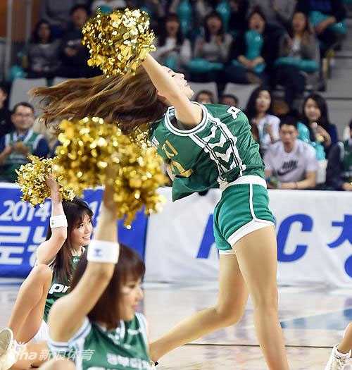 从艺术体操国手到篮球宝贝,一字马女神申秀智的百变人生 身姿挺拔的申秀智轻松完成侧位高抬腿,将艺术体操运动员的优雅气质与完美身材比例展现得淋漓尽致