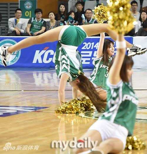 从艺术体操国手到篮球宝贝,一字马女神申秀智的百变人生 申秀智以手臂为支点倒立,双腿在空中优雅分开,展现了其深厚的艺术体操功底与超凡的身体控制力