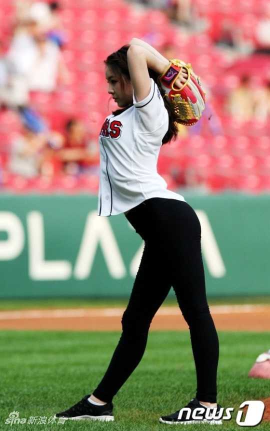 从艺术体操国手到篮球宝贝,一字马女神申秀智的百变人生 申秀智从容展示身体曲线,展现出长期运动雕刻出的健康美感,自信与美丽在举手投足间自然流露