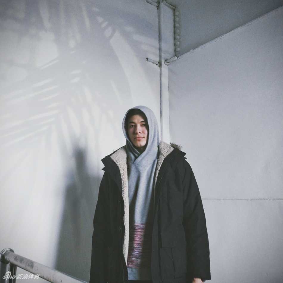 从阿勒泰走出的篮球画家阿不都沙拉木正在描绘属于自己的宏伟蓝图 阿不都沙拉木在健身房内赤裸上身展示精壮的肌肉线条,汗水顺着腹肌滑落,彰显着自律与力量之美