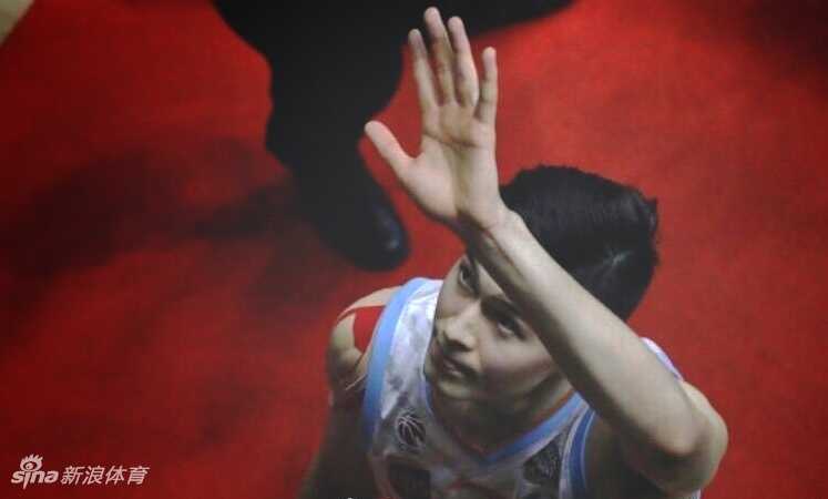 从阿勒泰走出的篮球画家阿不都沙拉木正在描绘属于自己的宏伟蓝图 身穿红色中国男篮球衣的阿不都沙拉木在球场上目光如炬,坚定的眼神仿佛能穿透篮筐,预示着未来领袖的诞生