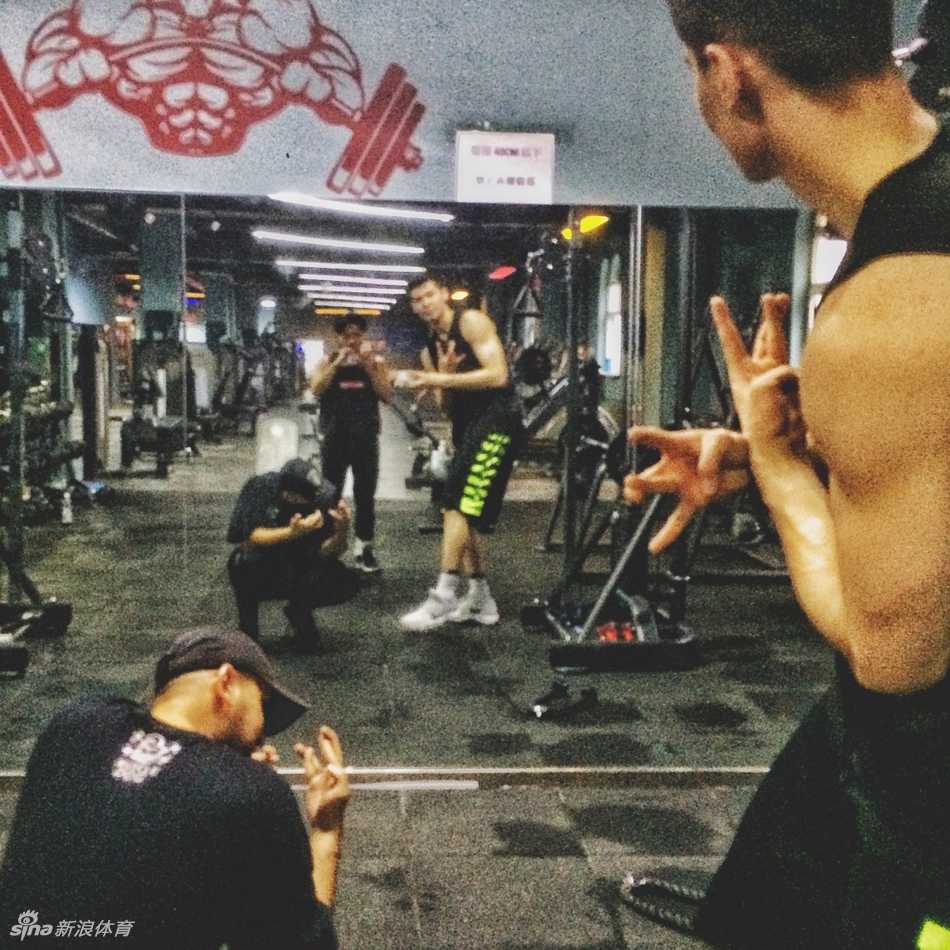 从阿勒泰走出的篮球画家阿不都沙拉木正在描绘属于自己的宏伟蓝图 阿不都沙拉木双手插兜行走在场馆通道中,身着潮流便装的他宛如T台模特,展现出球场之外的时尚魅力