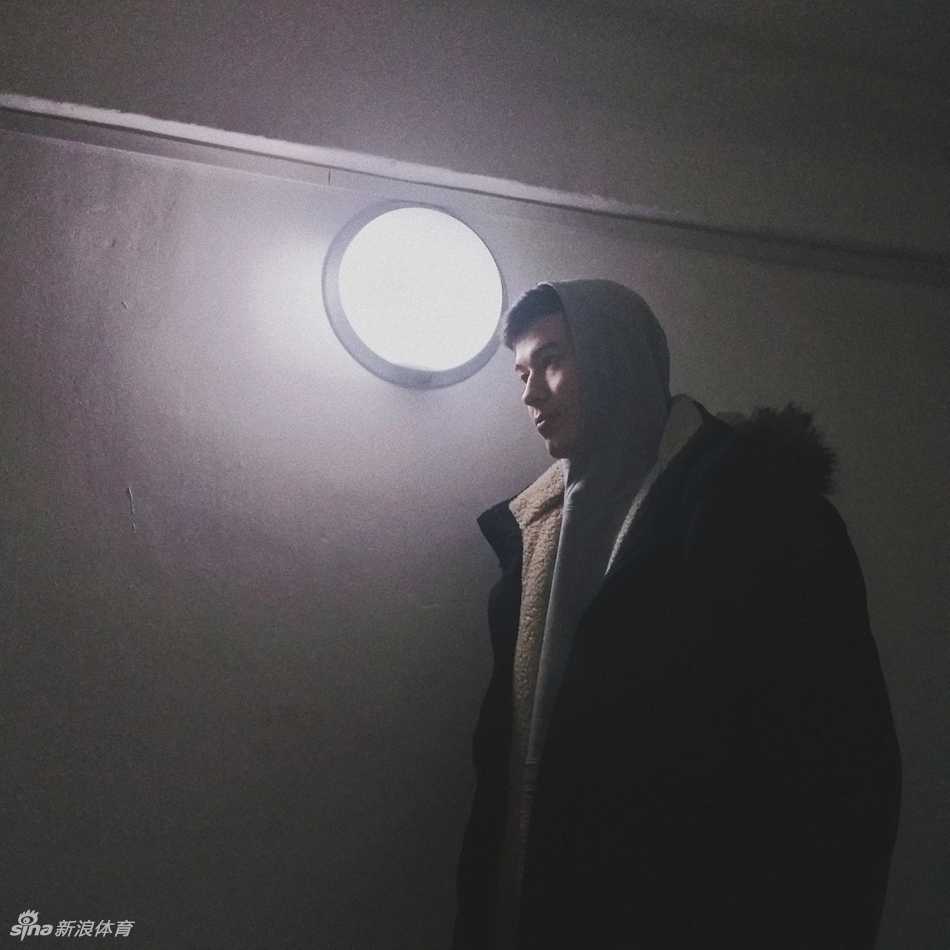 从阿勒泰走出的篮球画家阿不都沙拉木正在描绘属于自己的宏伟蓝图 身披新疆队23号战袍的阿不都沙拉木在赛场边喝水休息,额头的汗珠和专注的神情透露出他对比赛的投入与渴望