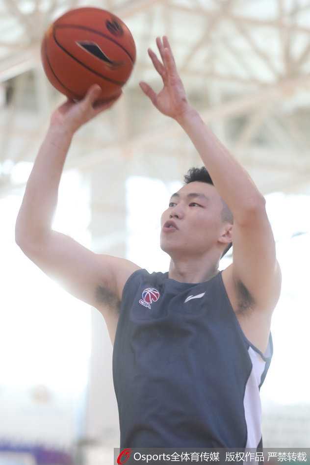 从零开始卫冕路 新疆飞虎全新征程再启航 在激烈的身体对抗训练中,俞长栋卡位抢下篮板,紧咬牙关的表情写满了坚毅,他用行动诠释着卫冕冠军内线应有的硬度与担当。