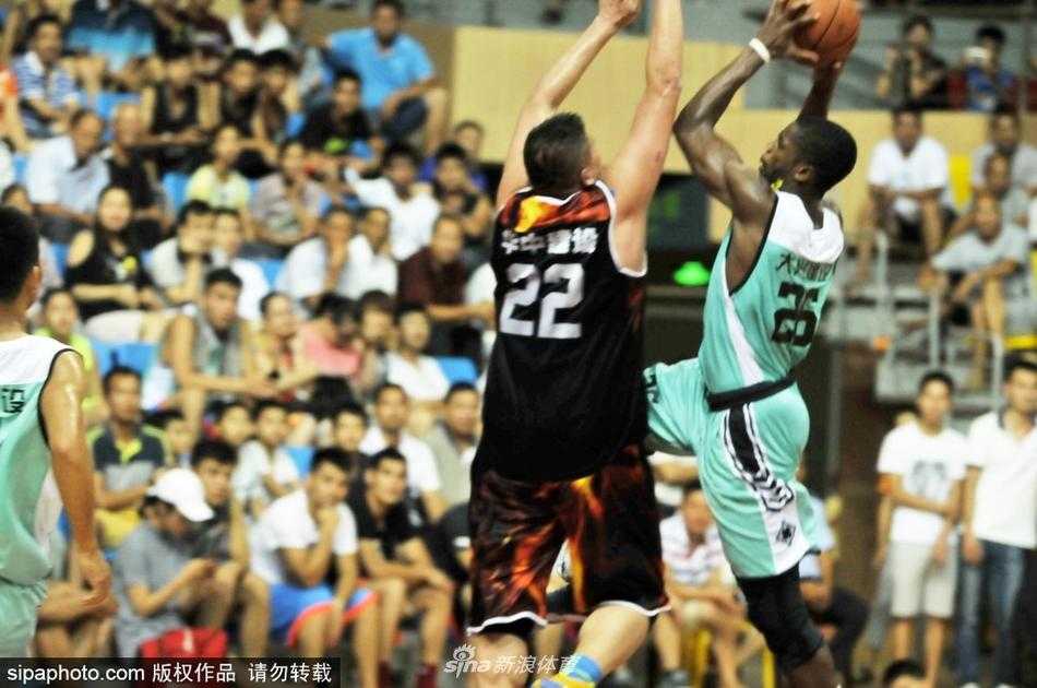 赛场边，热情的武鸣当地观众里三层外三层地将球场围住，许多人举起手机，争相记录下外籍球员在场上比赛的精彩瞬间，眼神中充满了好奇与兴奋。