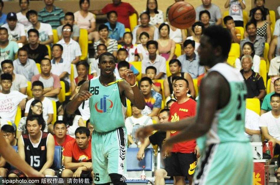 在广西南宁武鸣区体育馆的聚光灯下，一位来自塞内加尔的球员正运球突破，其矫健的身姿与专注的眼神，瞬间点燃了全场球迷的热情。