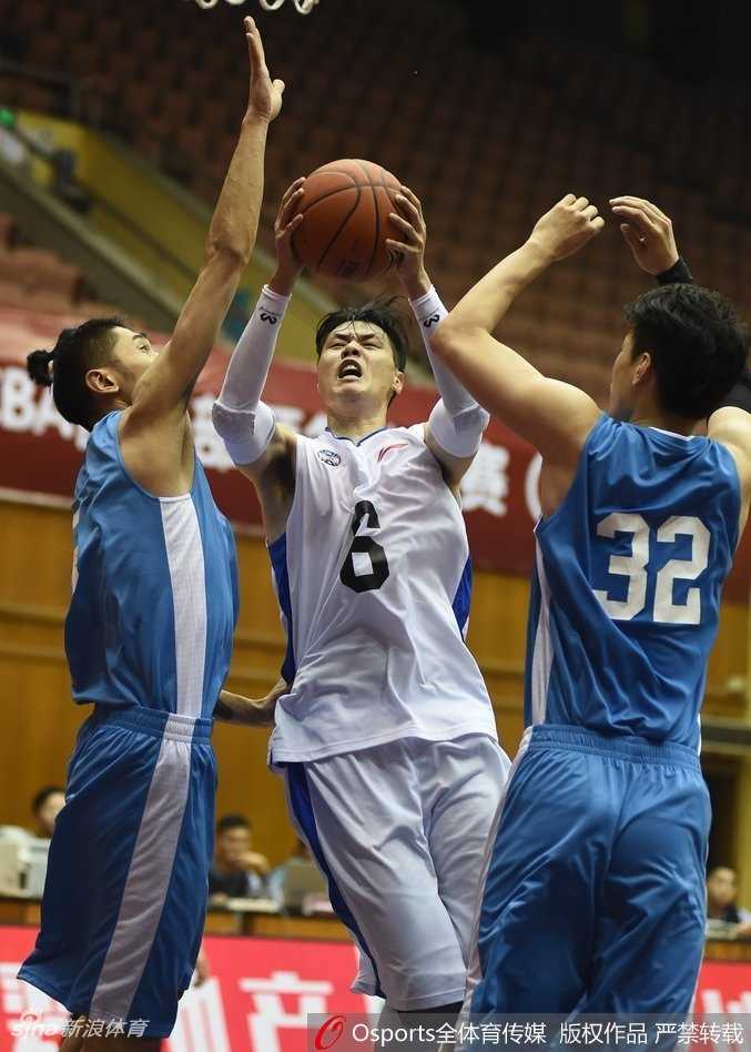 从预备队起航的涅槃之路:贺天举伤愈复出征战CBDL 场上暂停期间,独自坐在替补席的贺天举目光望向远处,仿佛在透过球场回忆往昔的辉煌,又或是在思考如何才能彻底战胜伤病回到巅峰。