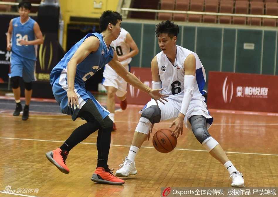 从预备队起航的涅槃之路:贺天举伤愈复出征战CBDL 在激烈的篮下卡位中,贺天举紧咬牙关用身体顶住防守球员,眼神中透露出与伤病斗争的倔强,即便面对包夹也毫不退缩。