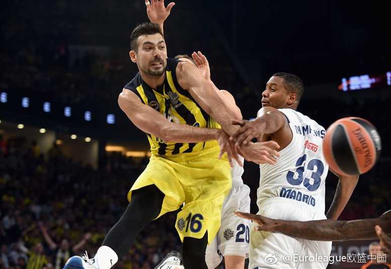 伊斯坦布尔之夜东道主加冕欧冠篮新王 决赛双方跳球瞬间,费内巴切与奥林匹亚科斯球员全神贯注,争夺开局的球权
