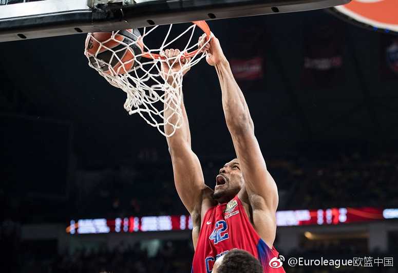 伊斯坦布尔之夜东道主加冕欧冠篮新王 费内巴切球员在主场球迷排山倒海的助威声中开场,他们对胜利的渴望写在脸上