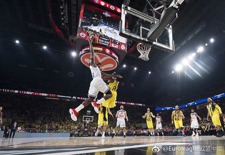 伊斯坦布尔之夜东道主加冕欧冠篮新王 奥林匹亚科斯球员激情庆祝逆转,他们在下半场掀起了疯狂反扑将卫冕冠军淘汰出局