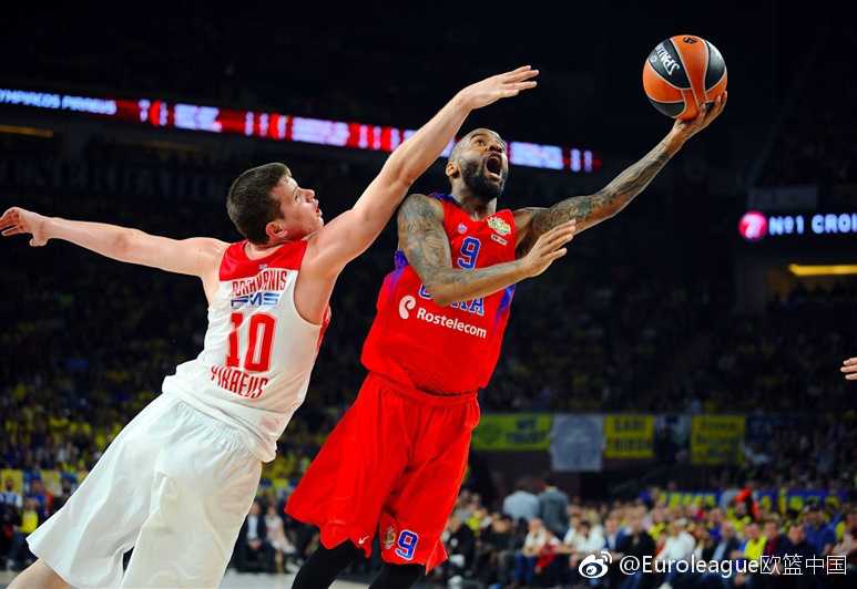 伊斯坦布尔之夜东道主加冕欧冠篮新王 埃克佩乌多左手抱着奖杯右手抱着自己荣获的Final Four MVP奖杯,表情冷峻坚毅是费内巴切夺冠的绝对功臣