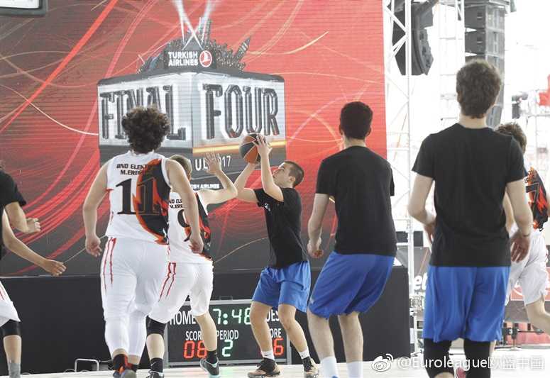 伊斯坦布尔四强赛的蓝色狂欢:马尔马拉球迷专区全记录 夕阳的余晖为马尔马拉论坛的玻璃穹顶镀上一层金色,专区内的球迷们依旧流连忘返,三五成群地分享着与球星相遇的故事和满载而归的纪念品。