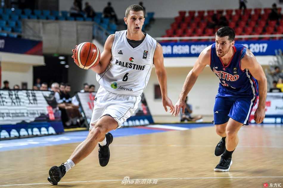 比赛暂停间隙，伊朗石油化工主教练神情严肃地给弟子们布置战术，队员们围成一圈认真聆听