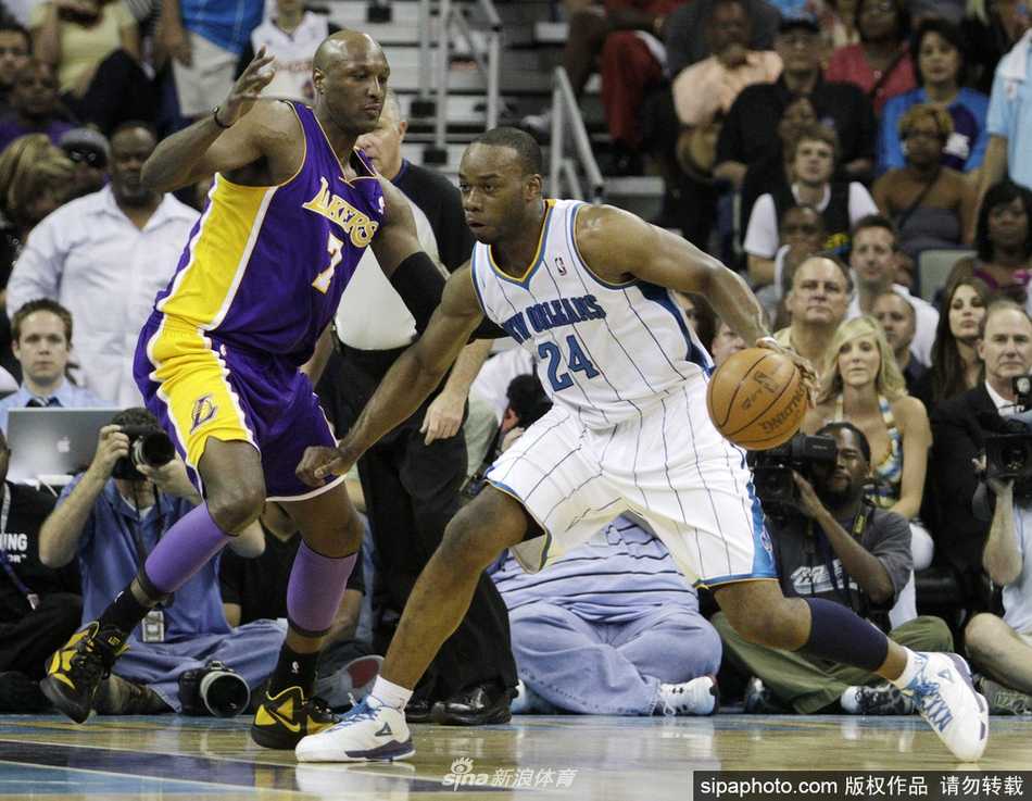 休城“神鸟”永不降落,卡尔·兰德里NBA生涯的热血与荣光 在国王队时期,兰德里身披白色战袍,他在篮下的卡位和拼抢依旧凶悍,展现了作为一名内线球员扎实的基本功。