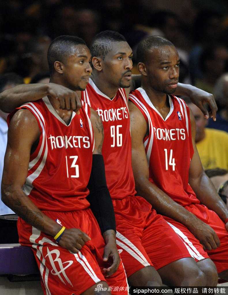 休城“神鸟”永不降落,卡尔·兰德里NBA生涯的热血与荣光 面对防守球员,兰德里毫不畏惧地跃起投篮,他那标志性的拼劲和精准的中距离手感,是火箭替补席上最稳定的火力来源。
