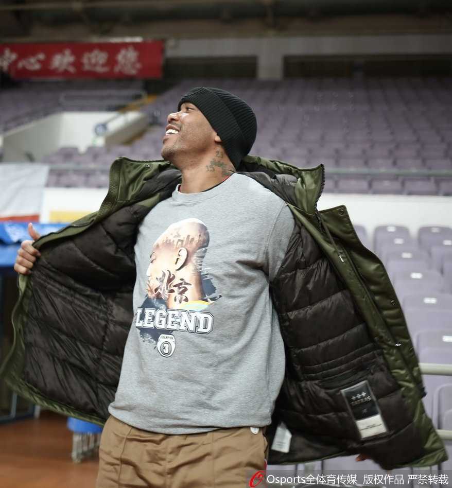 训练间隙，马布里坐在场边露出标志性微笑，眼神中流露出对这片球场的无限眷恋，脚上的战靴记录着他二十二年的征伐岁月。