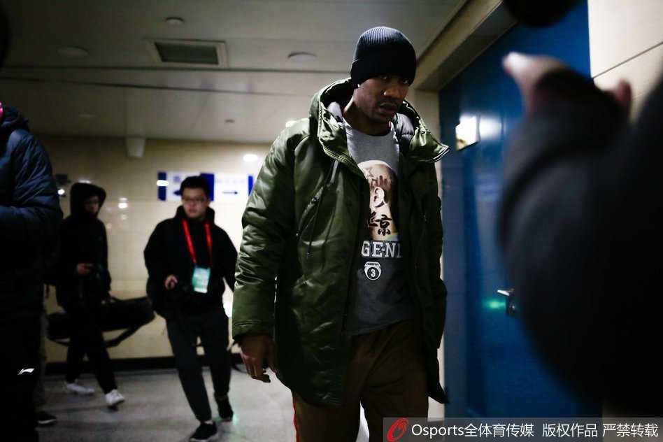 马布里身穿宽松灰色潮服在训练场持球，神情专注，目光如炬，这是他对职业生涯最后一次赛前训练的极致尊重。