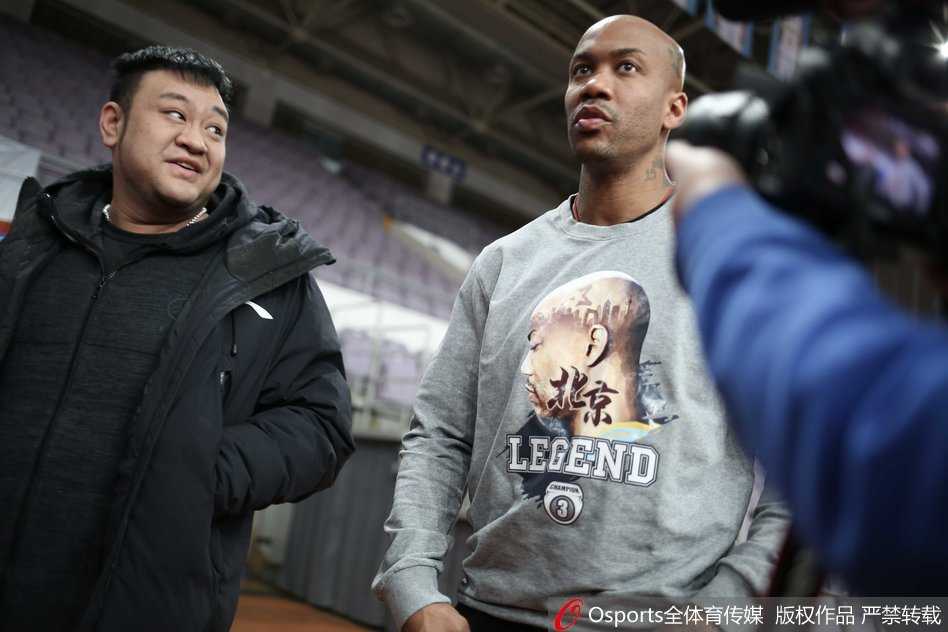 训练场上马布里进行运球折返跑，动作依然敏捷如初，汗水浸湿了潮服，却浇不灭他对胜利和篮球最原始的热爱。