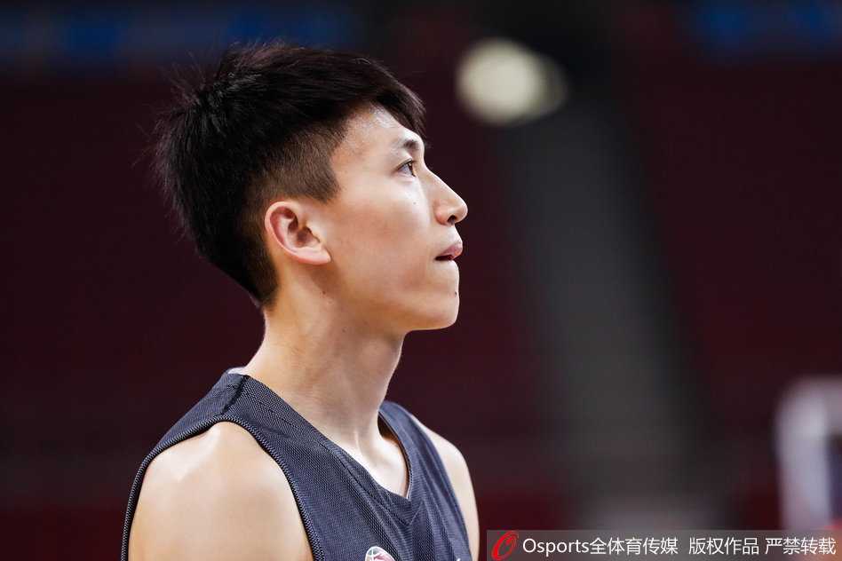 训练尾声，翟晓川在队友簇拥下拉伸放松，脸上露出轻松笑容