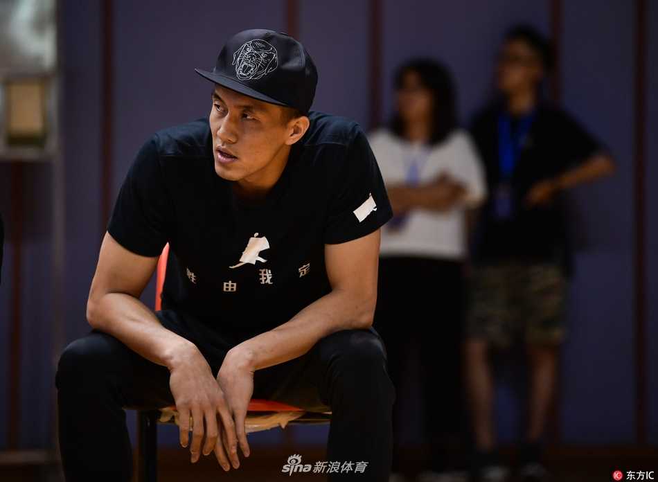 伤病侵袭下的辽篮双子星:郭艾伦与赵继伟场边观战,目睹球队季前赛惜败浙江 辽宁队新援巴斯在比赛中强硬上篮,郭艾伦在场边站起身来为他鼓掌,尽管无法上场但心系球队