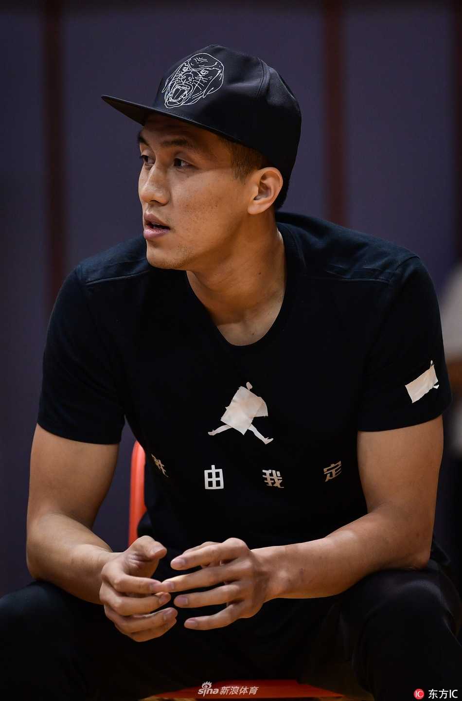 伤病侵袭下的辽篮双子星:郭艾伦与赵继伟场边观战,目睹球队季前赛惜败浙江 赵继伟在场边露出微笑,似乎看到了球队在场上打出了精妙的配合,轻松的神情感染着周围的队友