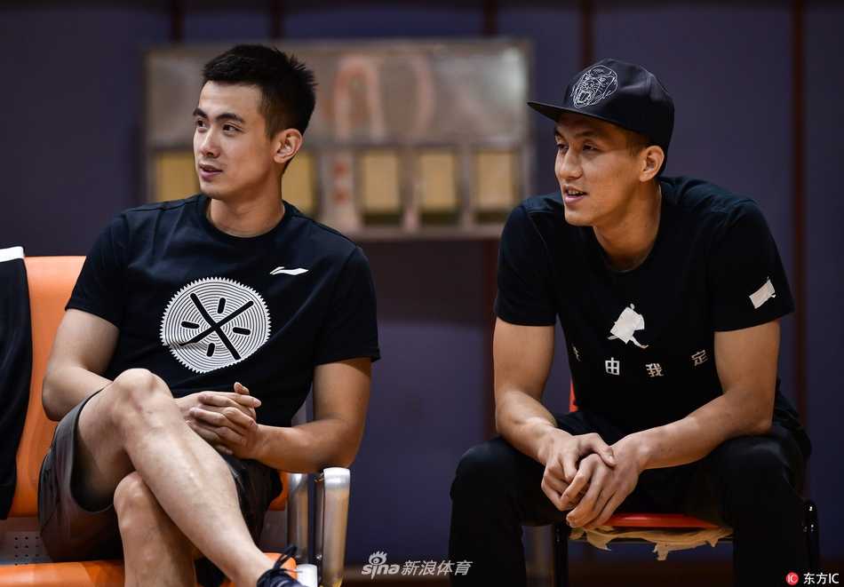 伤病侵袭下的辽篮双子星:郭艾伦与赵继伟场边观战,目睹球队季前赛惜败浙江 赵继伟与郭艾伦并肩坐在场下,赵继伟双手抱在胸前,表情严肃,两人正低声交流着场上的局势