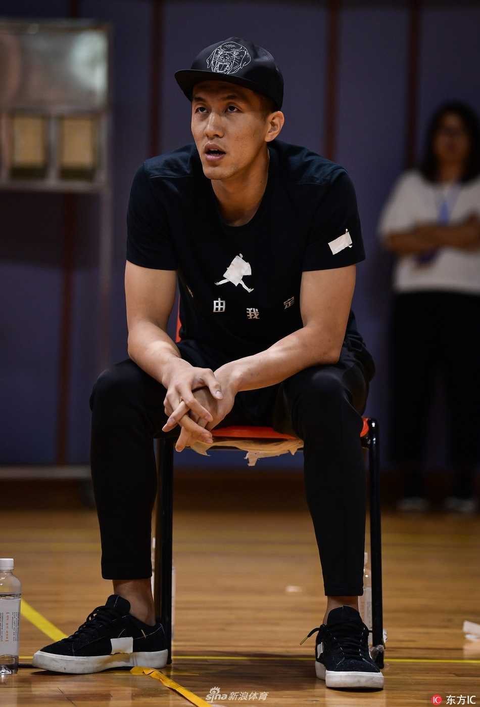 伤病侵袭下的辽篮双子星:郭艾伦与赵继伟场边观战,目睹球队季前赛惜败浙江 郭艾伦在场边为队友的精彩表现鼓掌喝彩,眼神中充满鼓励,身后的赵继伟也在关注着场内动态