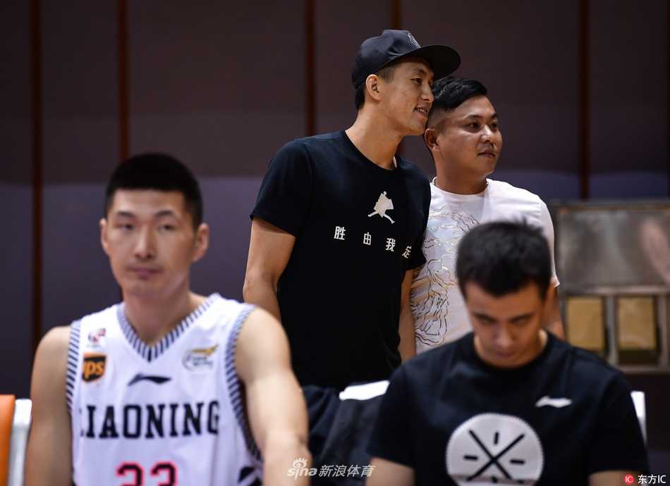伤病侵袭下的辽篮双子星:郭艾伦与赵继伟场边观战,目睹球队季前赛惜败浙江 郭艾伦和赵继伟在比赛暂停间隙探讨,两人神情认真,仿佛在分析场上的战术,虽然不能上场但思想始终与比赛同步