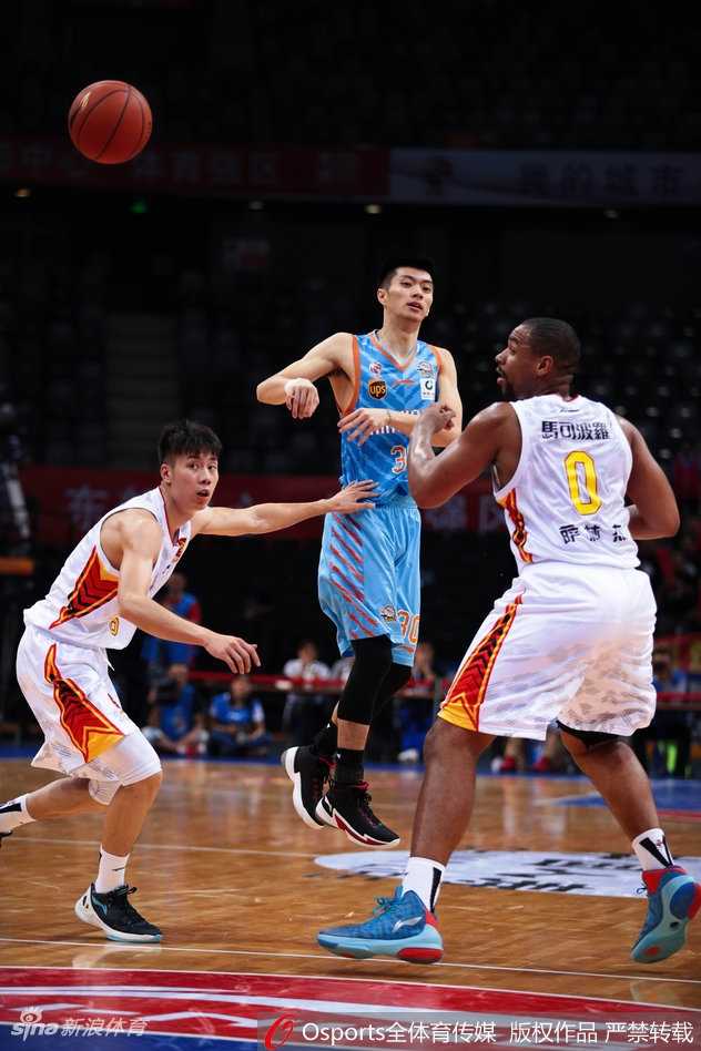 方硕在比赛中运球推进，目光如炬寻找队友，作为北京队的后场大脑他将承担起串联全队的重任。