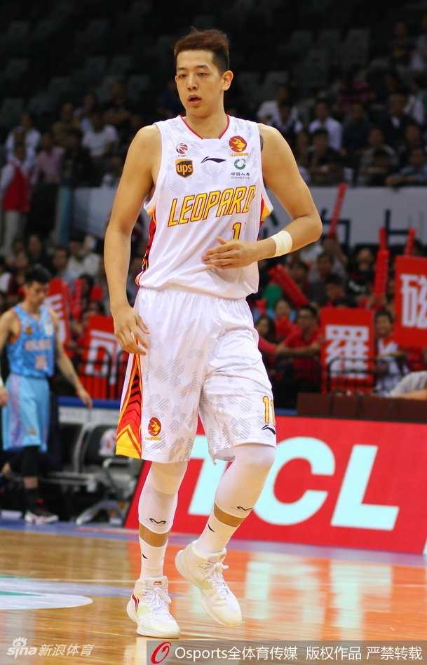 阿不都沙拉木在赛场上高高跃起拼抢篮板，身体舒展姿态轻盈，展现出中国男篮新生代锋线的活力与天赋。