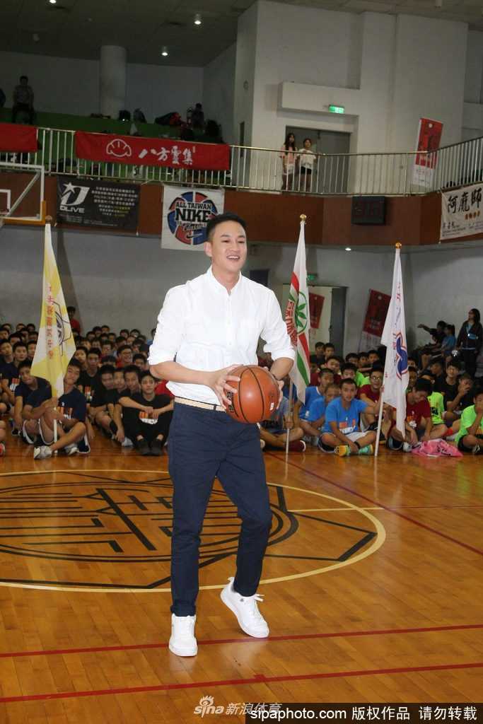 活动结束大合影时何润东蹲在学生们中间比出大拇指，大家脸上都挂着满足的笑容，定格了这个因篮球而美好的瞬间。