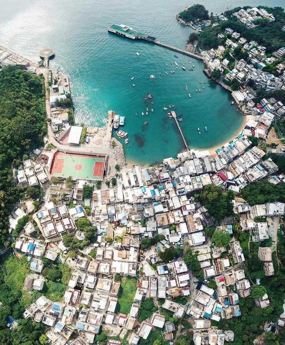 篮球馆的钢结构穹顶内部，光线透过菱形格栅洒下，在地面和看台上形成斑驳的光影图案，充满了未来感与韵律美。